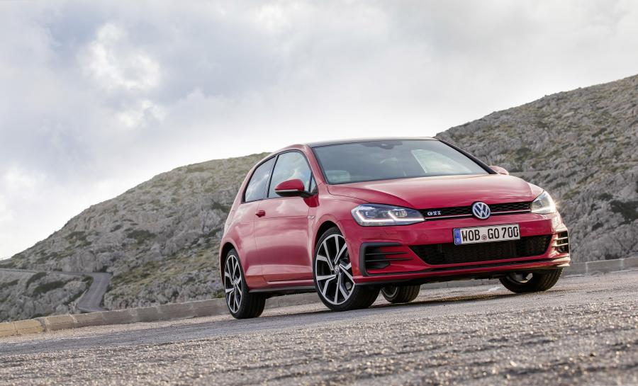  Volkswagen Golf GTI 3-Door 2017 года  (UK) (фото 17 из 33)